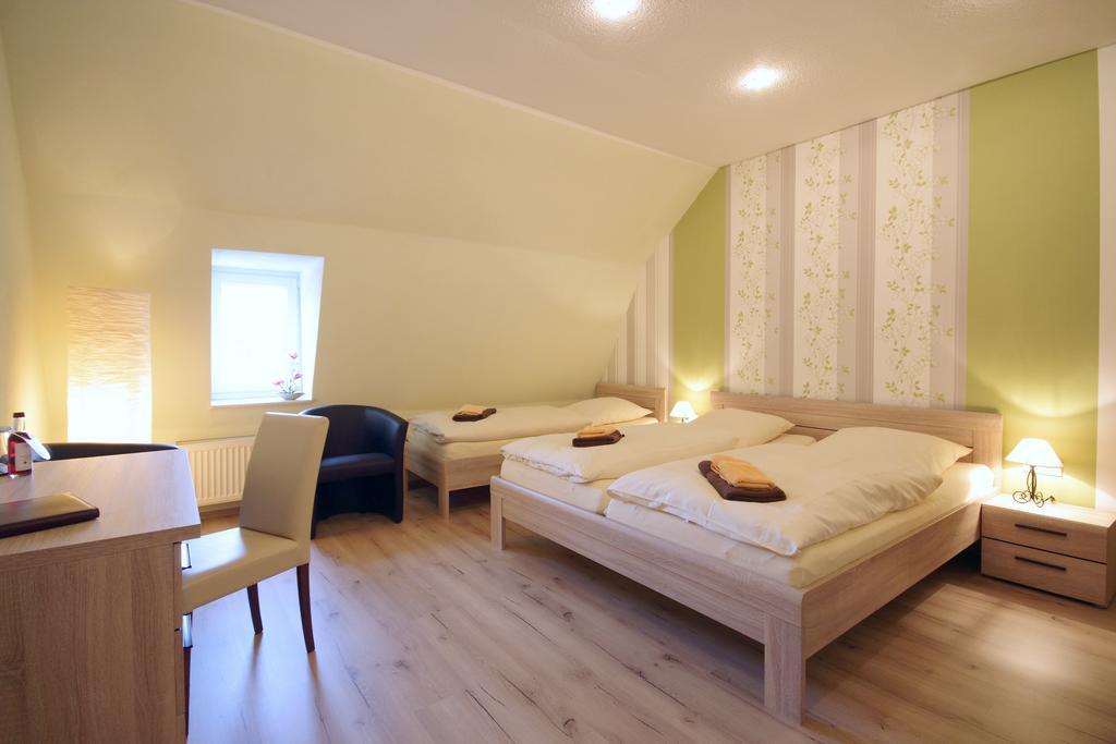 Gasthof Und Hotel Roter Hirsch Claußnitz Pokoj fotografie
