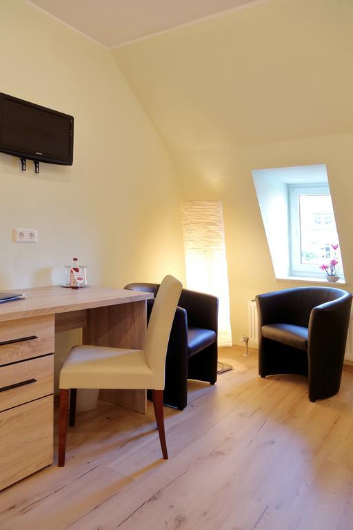 Gasthof Und Hotel Roter Hirsch Claußnitz Pokoj fotografie