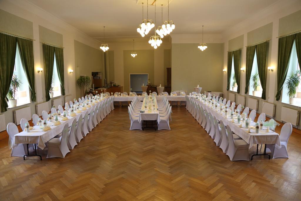 Gasthof Und Hotel Roter Hirsch Claußnitz Exteriér fotografie